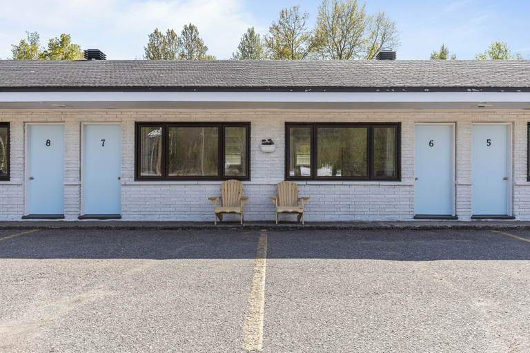 Exterior & Views, McCauleys, Lake Superior