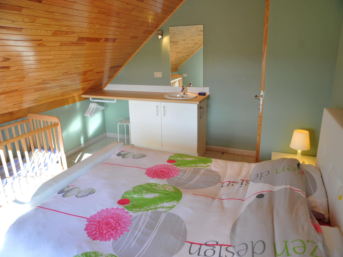 Bedroom 2, Holiday Home in Ardennes with Bubble Bath, Namur