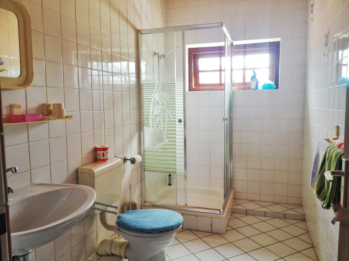 Bathroom 3, Mallika Guest House, Hikkaduwa