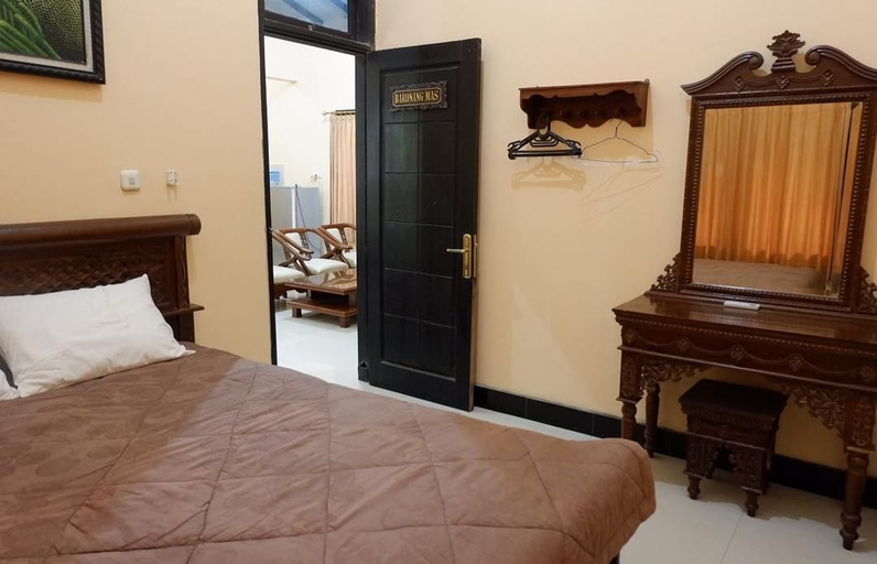 Others 3, Villa Mangris, Serang