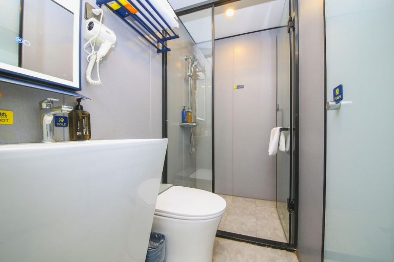Bathroom 4, 7 Days Inn 261 Shijiazhuang Railway Station West Square, Shijiazhuang