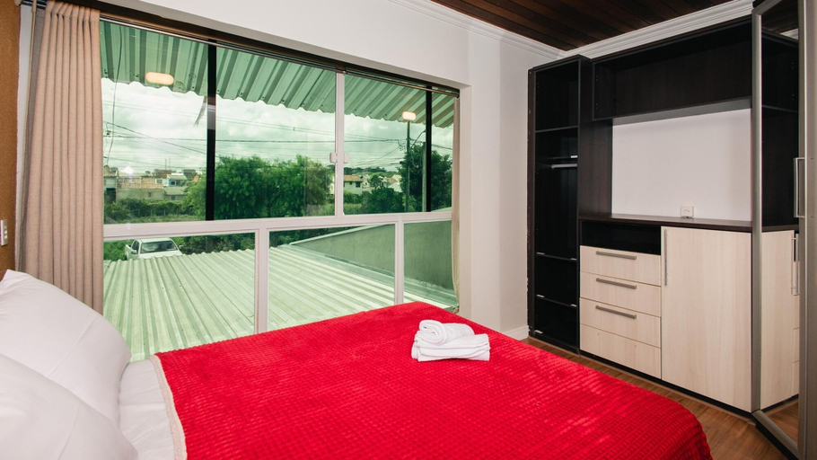 Room 3, Casa com Churrasq Garagem Wi-fi e Petfriendly, Curitiba