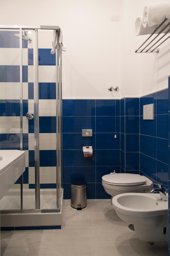 Bathroom 5, Hotel Crawford, Napoli