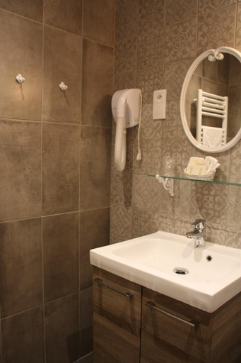 Bathroom 3, L'Auberge du Port des Roches, Sarthe