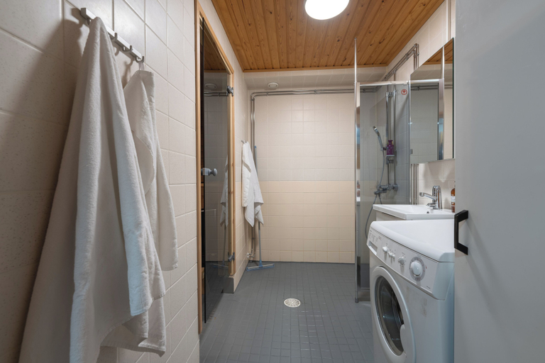 Bathroom 4, Kuukkeli Apartments Teerenpesue E 33, Lapland