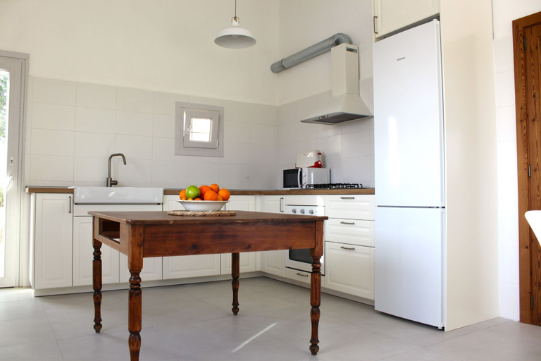 Room 5, Secretari in Montu ri, Baleares