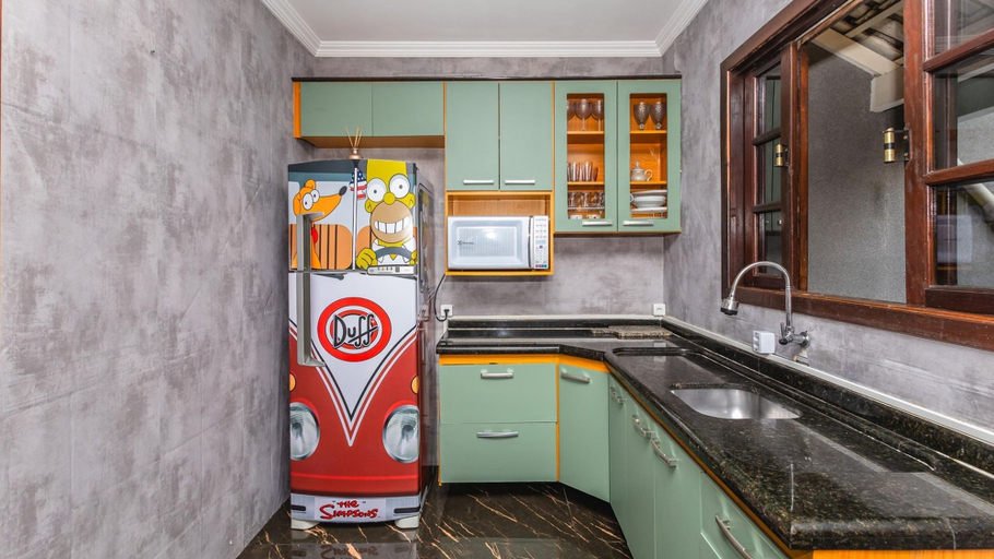 Room 5, Casa com Churrasq Garagem Wi-fi e Petfriendly, Curitiba