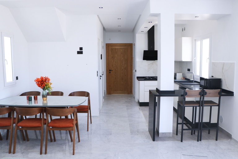 Room 2, Duplex Avec Terrasse vue mer et Ville Pieds Dans l eau, Monastir