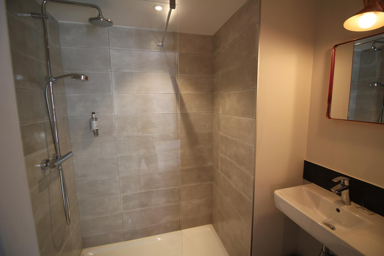 Bathroom 2, La Fontaine Caen Centre Hotel, Calvados