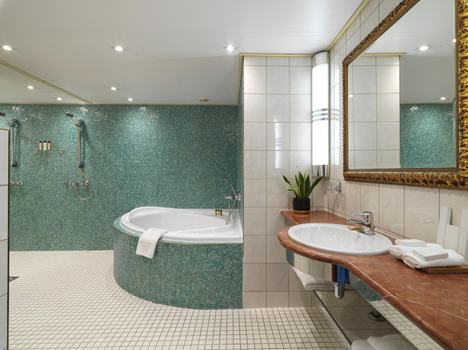 Bathroom 4, Sunborn Yacht Hotel London, London