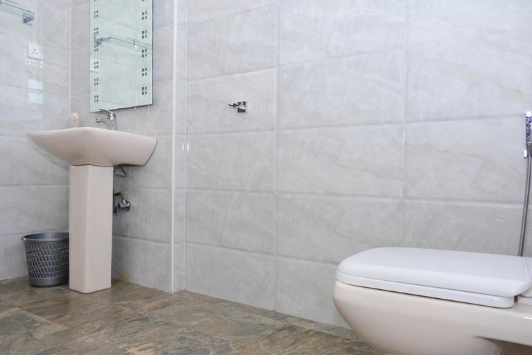 Bathroom 4, Minuri Villa, Hikkaduwa