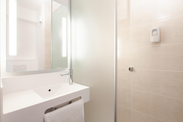 Bathroom 4, B&B HOTEL Cergy Saint Christophe, Val-d'Oise