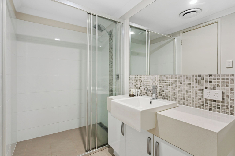 Bathroom 4, Yaran Suites, Rockingham