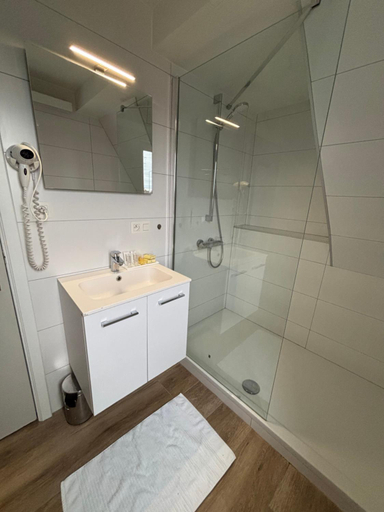 Bathroom 4, Hotel La Chaumiere, Vlaams Brabant