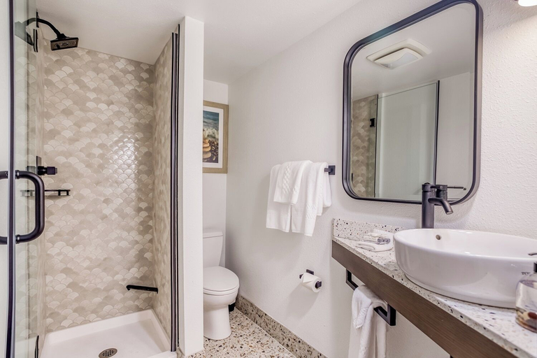 Bathroom, Beachfront Manor Hotel, Lincoln