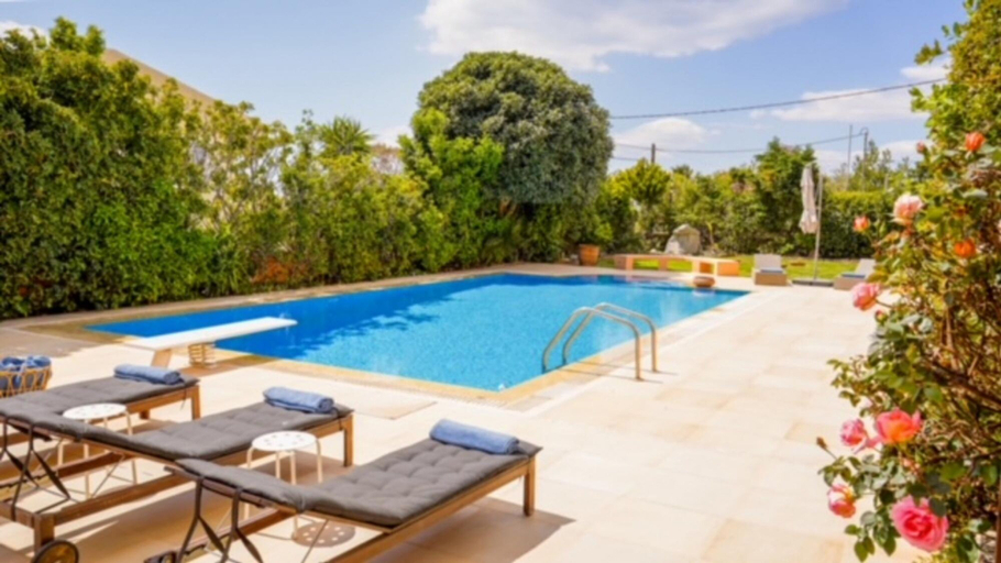 Room 5, Deluxe 5 Bdrm Villa w Pool Next to the Beach, Attica
