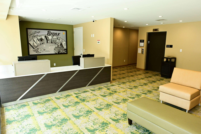 Public Area 2, Super 8 by Wyndham Bronx Near Botanical Garden, New York