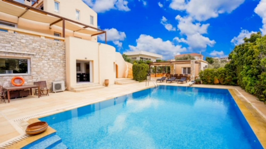 Room 3, Deluxe 5 Bdrm Villa w Pool Next to the Beach, Attica