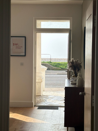 Others 3, Beautiful 2 Bed Apartment on Beach by Urban Roost, West Sussex