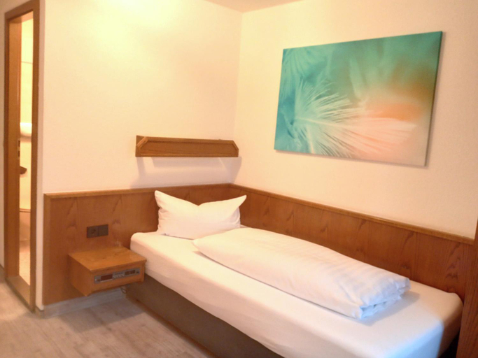 Bedroom 3, Hotel Gasthof Kreuz, Biberach