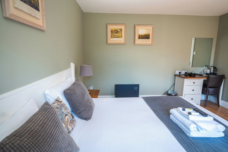 Bedroom 2, The Oyster Smack Inn, Essex