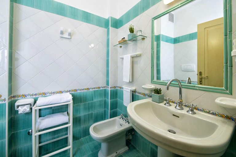 Bathroom 5, Hotel La Reginella Resort & Spa, Napoli
