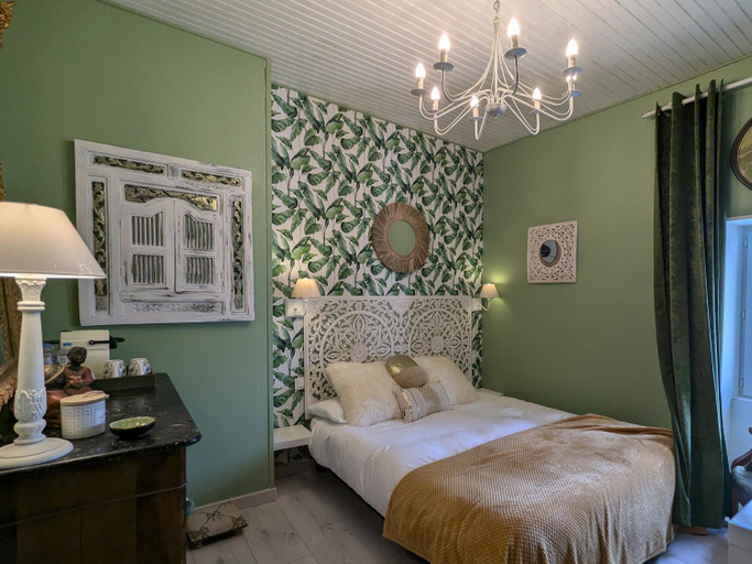 Bedroom, Maison d'hotes renovee avec table d'hote dans la campagne Altiligerienne - FR-1-582-522, Haute-Loire
