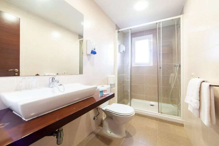 Bathroom 4, Hotel Mavi, Madrid