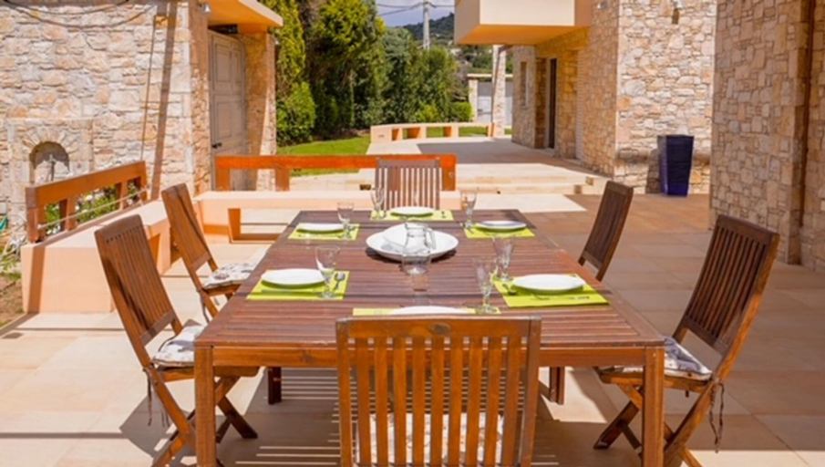 Room 4, Deluxe 5 Bdrm Villa w Pool Next to the Beach, Attica