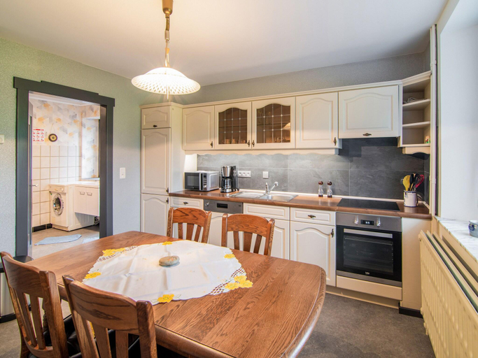 Others 5, Holiday Home in Bullingen with Garden, Liège