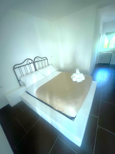 Bedroom 5, Li canali reali, Brindisi