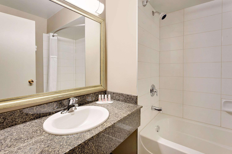 Bathroom 4, Ramada by Wyndham Kamloops, Thompson-Nicola