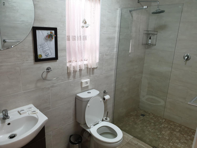 Bathroom 3, Dilisca Guesthouse, City of Cape Town