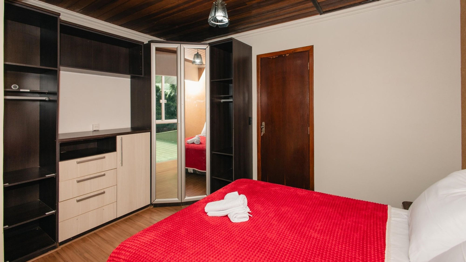 Room 2, Casa com Churrasq Garagem Wi-fi e Petfriendly, Curitiba