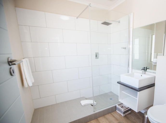 Bathroom 3, The New National - Lodge & Conference, City of Cape Town