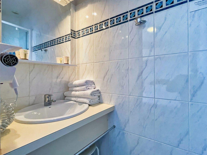 Bathroom 4, Hotel l'Albatros, Morbihan
