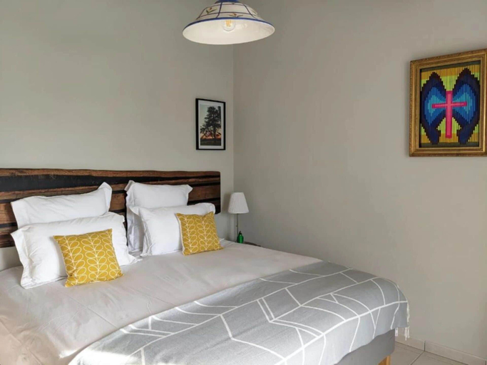 Bedroom 3, Old Presbytery Guest House, Gironde