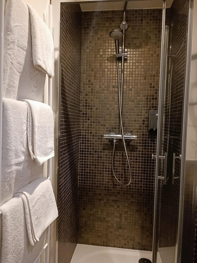 Room 4, Marais Lovely Beaubourg A, Paris