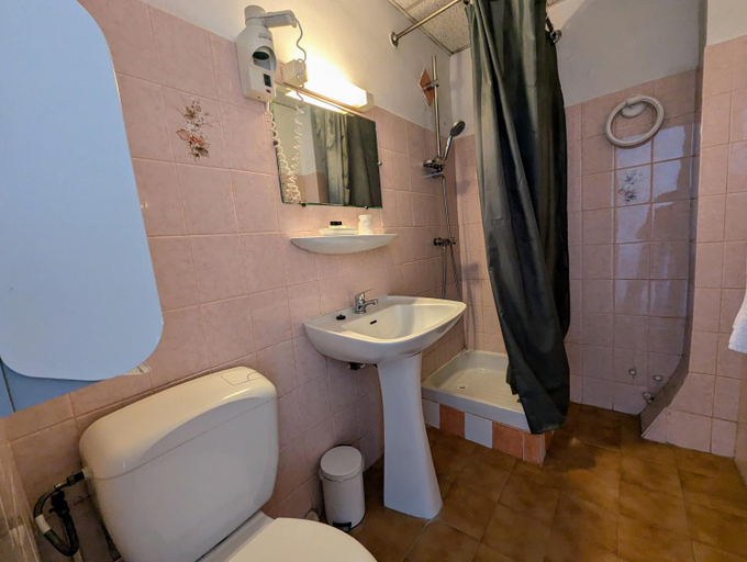 Bathroom 2, L'Aiguebelle, Alpes-de-Haute-Provence