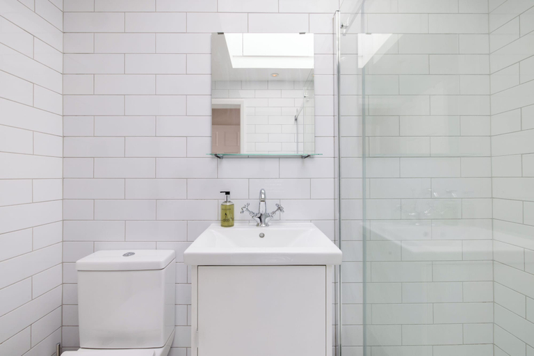 Bathroom 4, The Thames Embrace 3 BR & Garden House, London