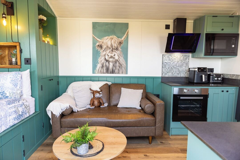 Bedroom 2, Willows Rest - 1 Bed Shepherd's Hut - Pentlepoir, Pembrokeshire