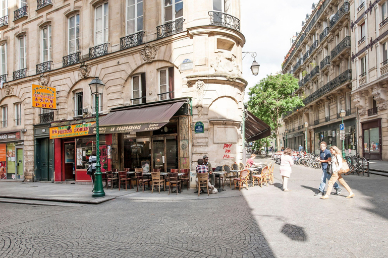 Room 5, Marais Lovely Beaubourg A, Paris