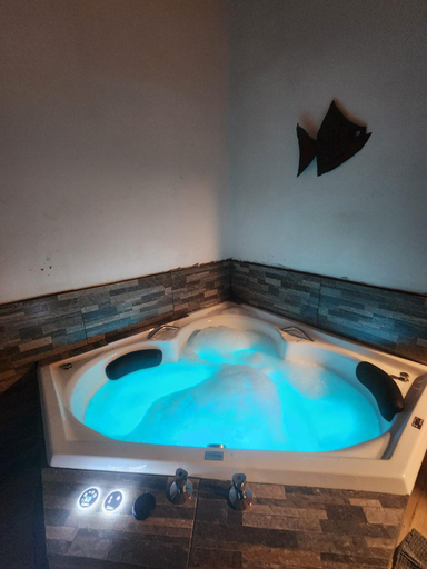 Others 4, LOBOS DEL BOSQUE CON JACUZZi, n.a289