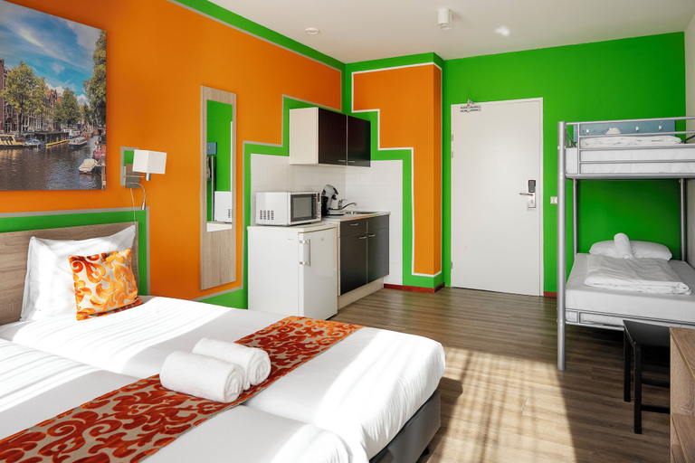Bedroom 3, Amsterdam Teleport Hotel, Amsterdam