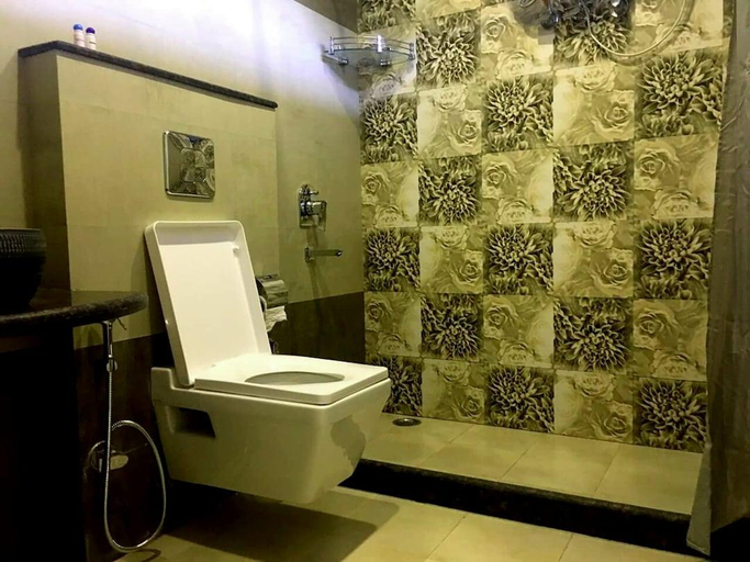 Bathroom, Nirvana Lodge & Lounge A Boutique Hotel, Dehradun