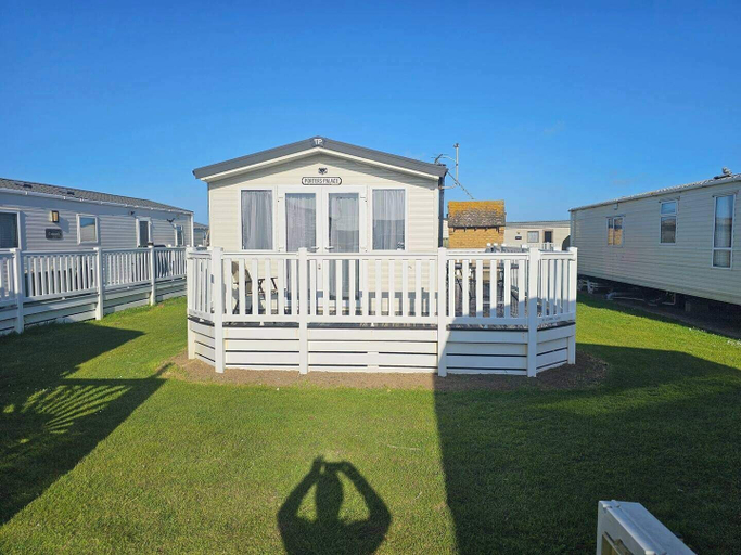 Exterior 2, Luxury Chichester Caravan Seaside Retreat, West Sussex