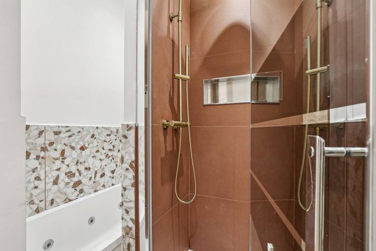 Room 5, Lavie Maison Hot Tub Seaside Flat, Alpes-Maritimes