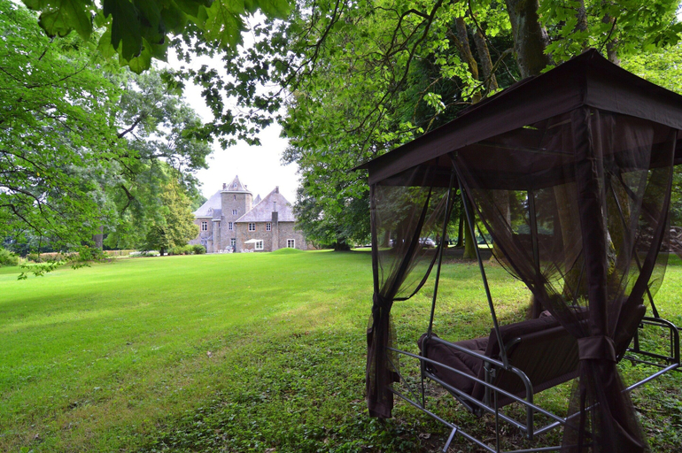Garden 3, Delightful Castle in Bastogne With Bubble Bath, Luxembourg