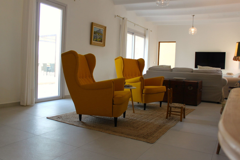 Room 4, Secretari in Montu ri, Baleares