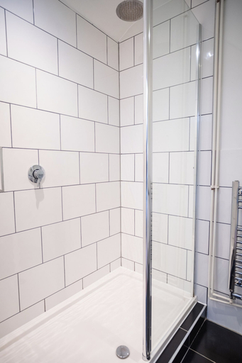 Bathroom 5, The Oyster Smack Inn, Essex
